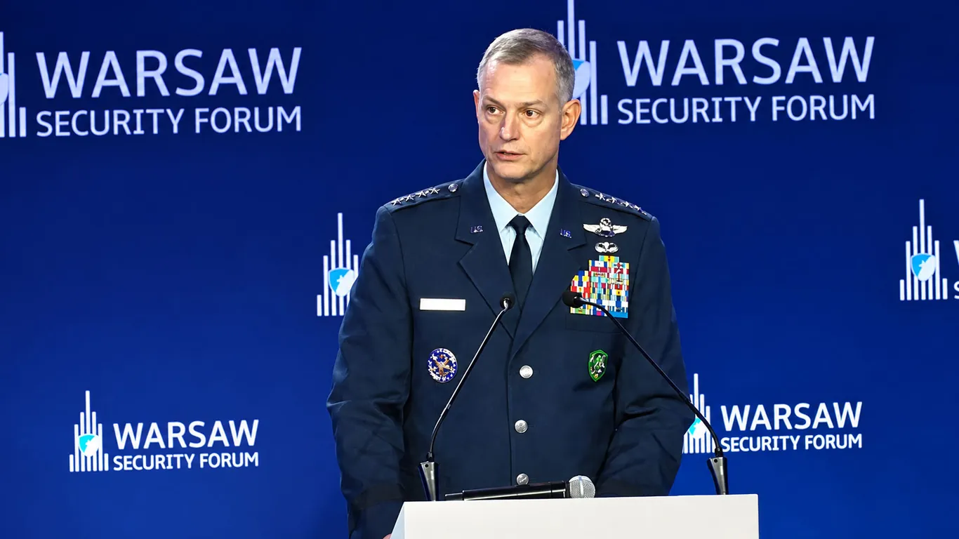 Conflitto Russia-Ucraina, il comandante supremo della Nato: «Se qualcuno sarà così pazzo da attaccarci combatteremo»