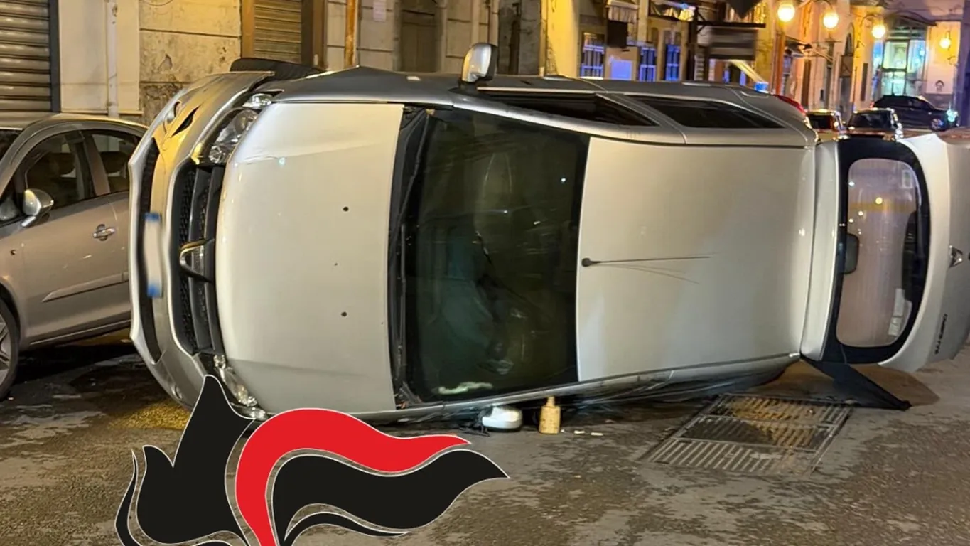 Napoli, auto rubata si ribalta in strada: a bordo un ordigno esplosivo da mezzo chilo