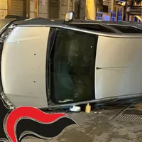 Napoli, auto rubata si ribalta in strada: a bordo un ordigno esplosivo da mezzo chilo