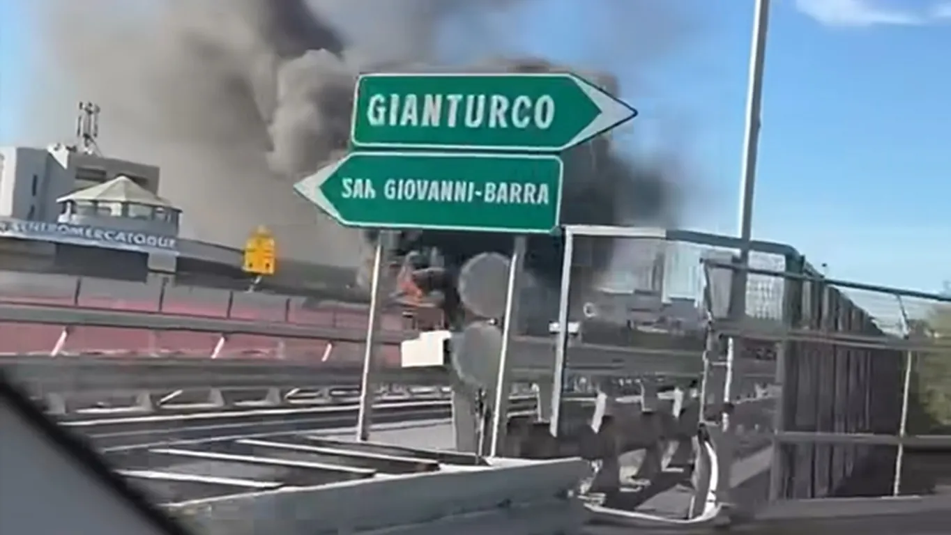 Napoli, camion in fiamme sull'autostrada A3: traffico bloccato e lunghe code