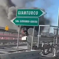Napoli, camion in fiamme sull'autostrada A3: traffico bloccato e lunghe code