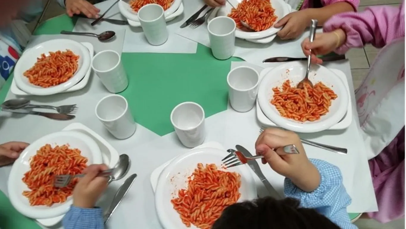 Torre Annunziata, stop ai pomodori crudi nelle mense scolastiche