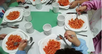 Torre Annunziata, stop ai pomodori crudi nelle mense scolastiche