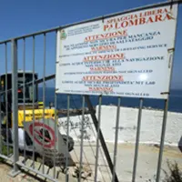 C.mare di Stabia. Abbattuti manufatti abusivi su spiaggia