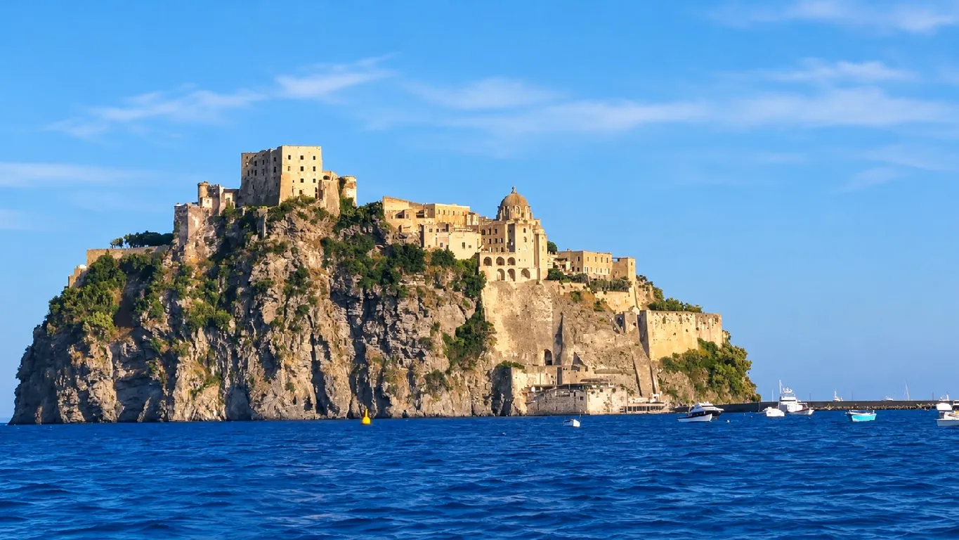 Ischia, truffa sui fondi per la ricostruzione post-sisma: sequestrati beni per oltre 356mila euro