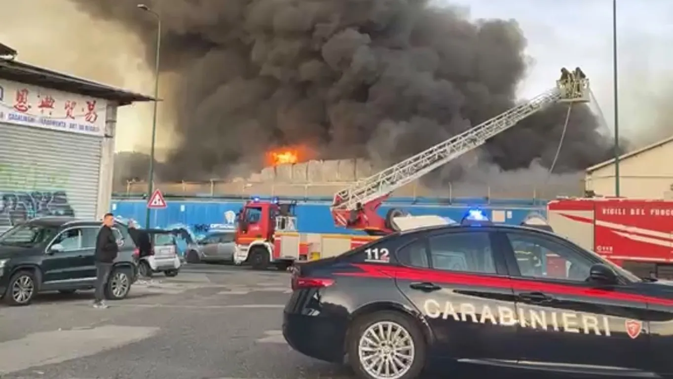Napoli, vasto incendio a San Giovanni a Teduccio: in fiamme un capannone industriale