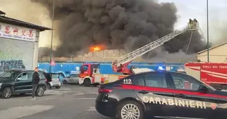 Napoli, vasto incendio a San Giovanni a Teduccio: in fiamme un capannone industriale