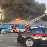 Napoli, vasto incendio a San Giovanni a Teduccio: in fiamme un capannone industriale