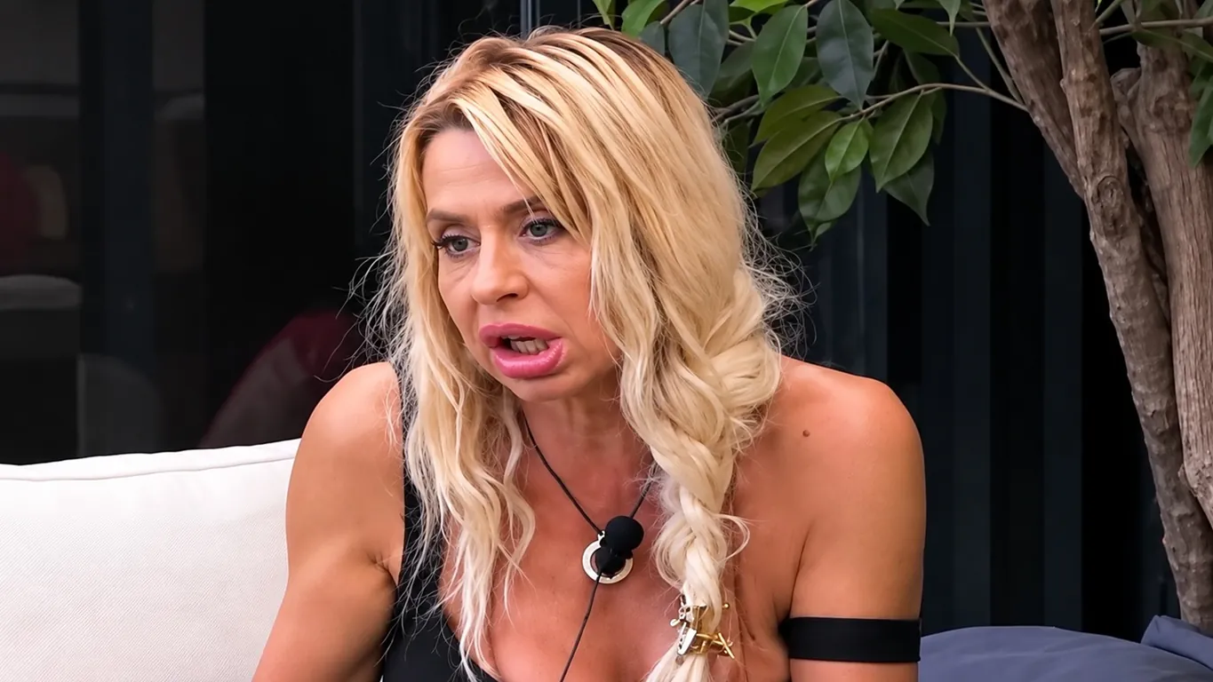 GF Vip, Valeria Marini furiosa per la scarsa igiene nella Casa: «Bagni sporchi di ca*ate, non sono la vostra cameriera!»