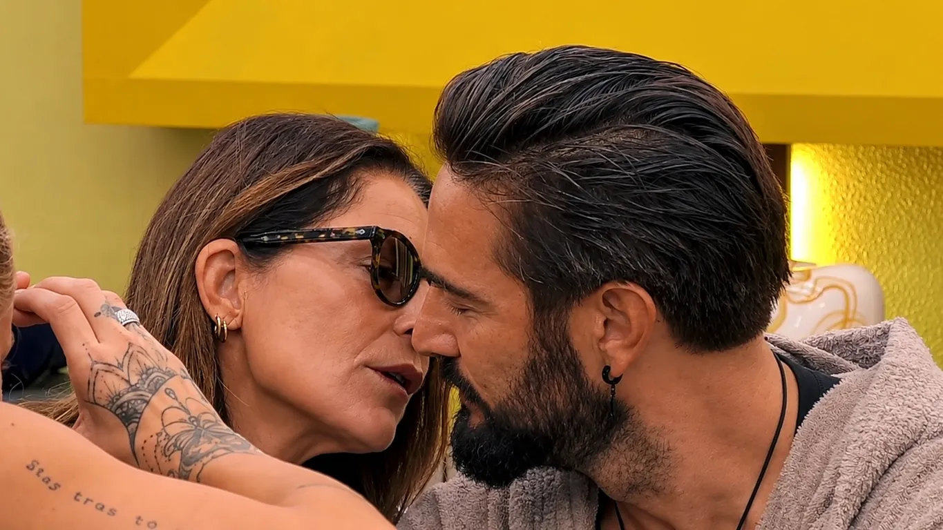 GF Vip, Alex Belli e Marina La Rosa: la “chimica linguistica” accende i sospetti. Attrazione o strategia?