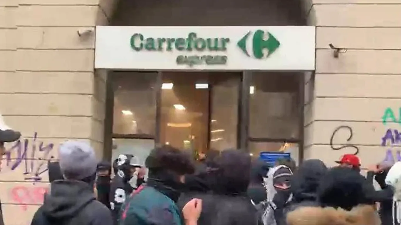 Milano ripiomba nel caos: vetrine sfondate, danneggiato un supermercato