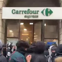 Milano ripiomba nel caos: vetrine sfondate, danneggiato un supermercato