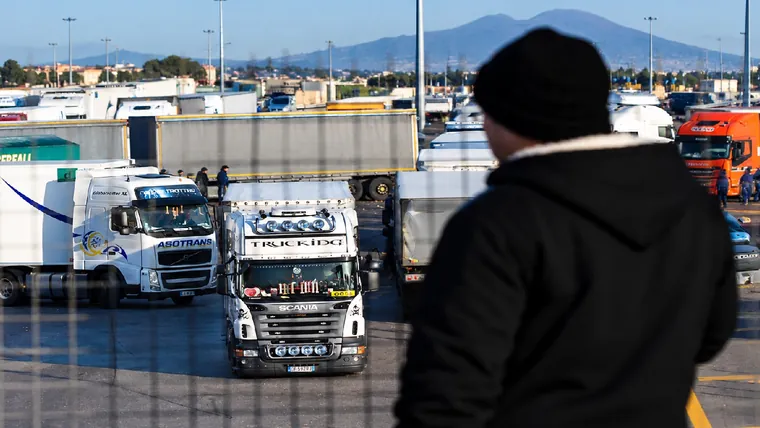 Caro carburanti, continua la protesta dei tir: stop e rallentamenti su A1 e A30