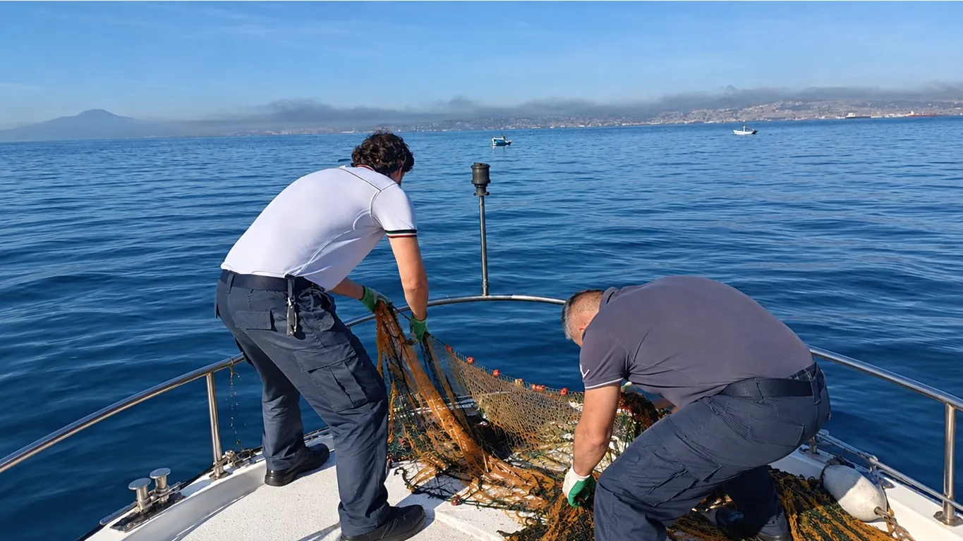 Torre del Greco, la Guardia Costiera rimuove rete abusiva nelle vicinanze del porto