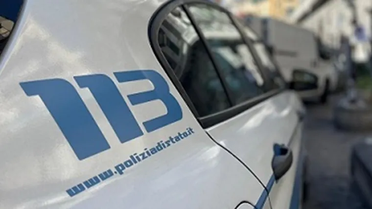 Napoli, rapina un cellulare e si dà alla fuga: arrestato 32enne