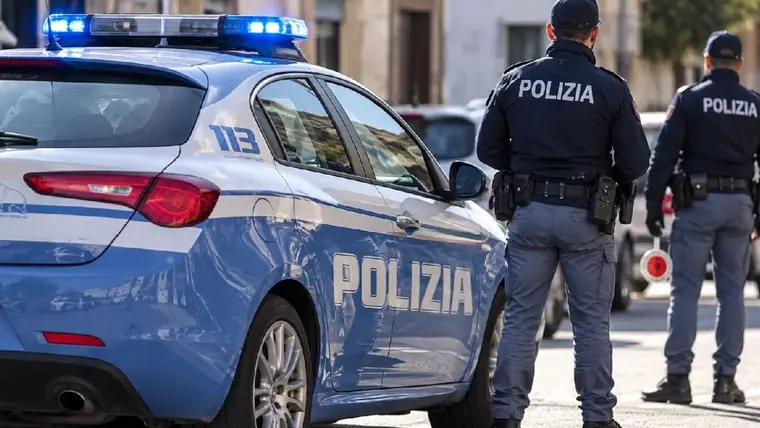 Non si ferma all'alt e si dà alla fuga, arrestato 20enne