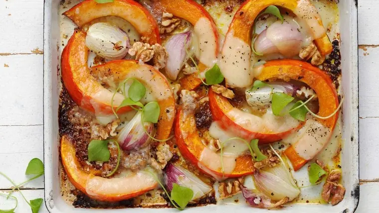 Zucca gratinata al forno con scamorza, noci e rosmarino: un piatto ricco di sapore