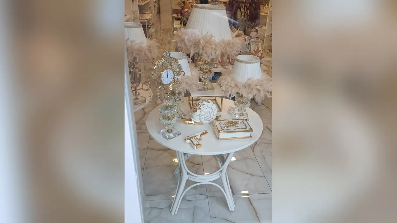 Torre Annunziata, una pistola in ceramica esposta in vetrina: la dura denuncia di Libera