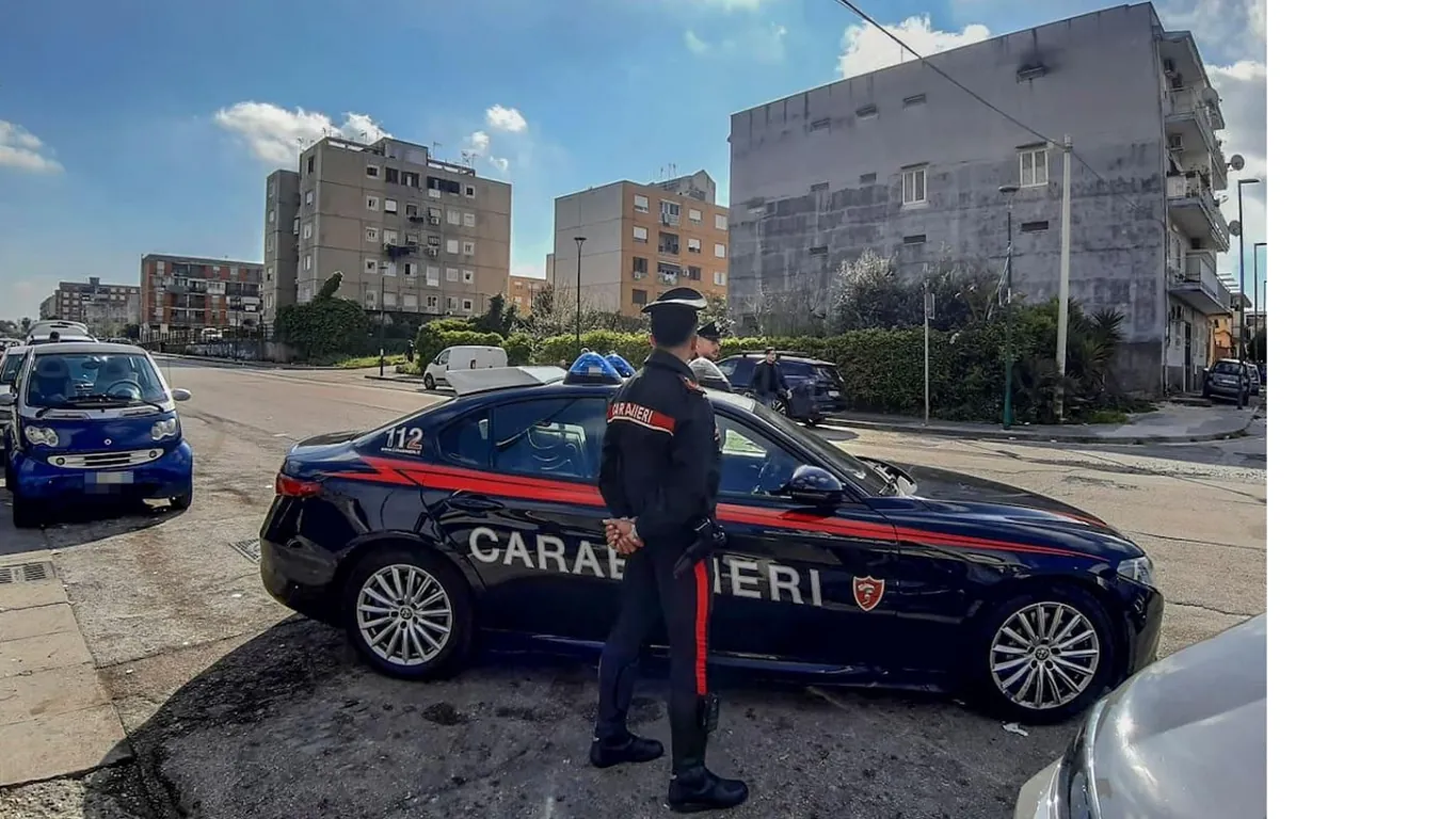 Napoli, 57enne precipita dal primo piano: indagano i carabinieri