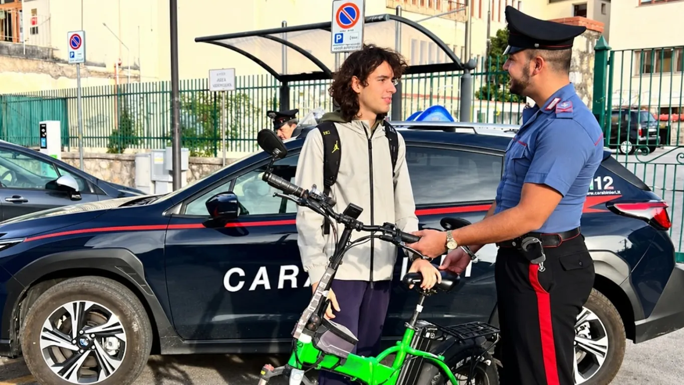 Carabiniere con una bicicletta nella fotografia pubblicata da TorreSette