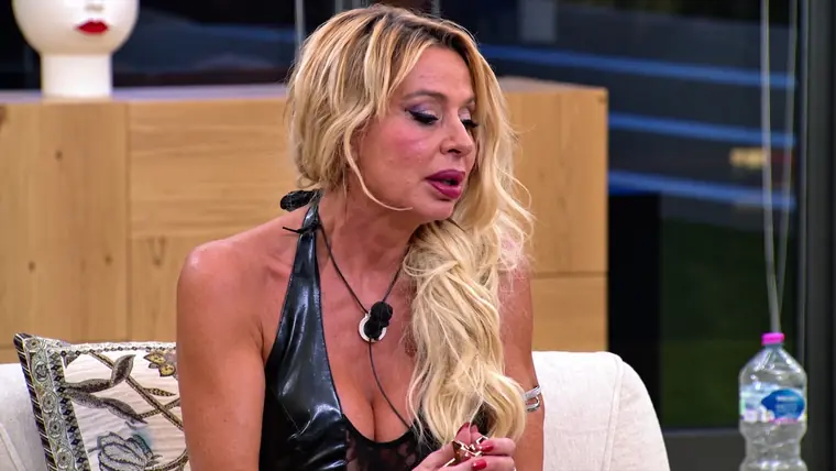 Grande Fratello Vip, Valeria Marini perde le staffe per uno scherzo: accuse, gelosia e scontri nella Casa