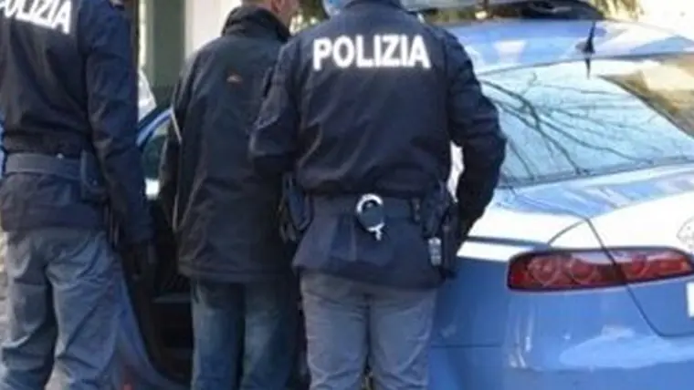 Torre Annunziata, tenta di rapinare una coppia e spara contro l'auto: arrestato 49enne