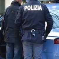 Torre Annunziata, tenta di rapinare una coppia e spara contro l'auto: arrestato 49enne