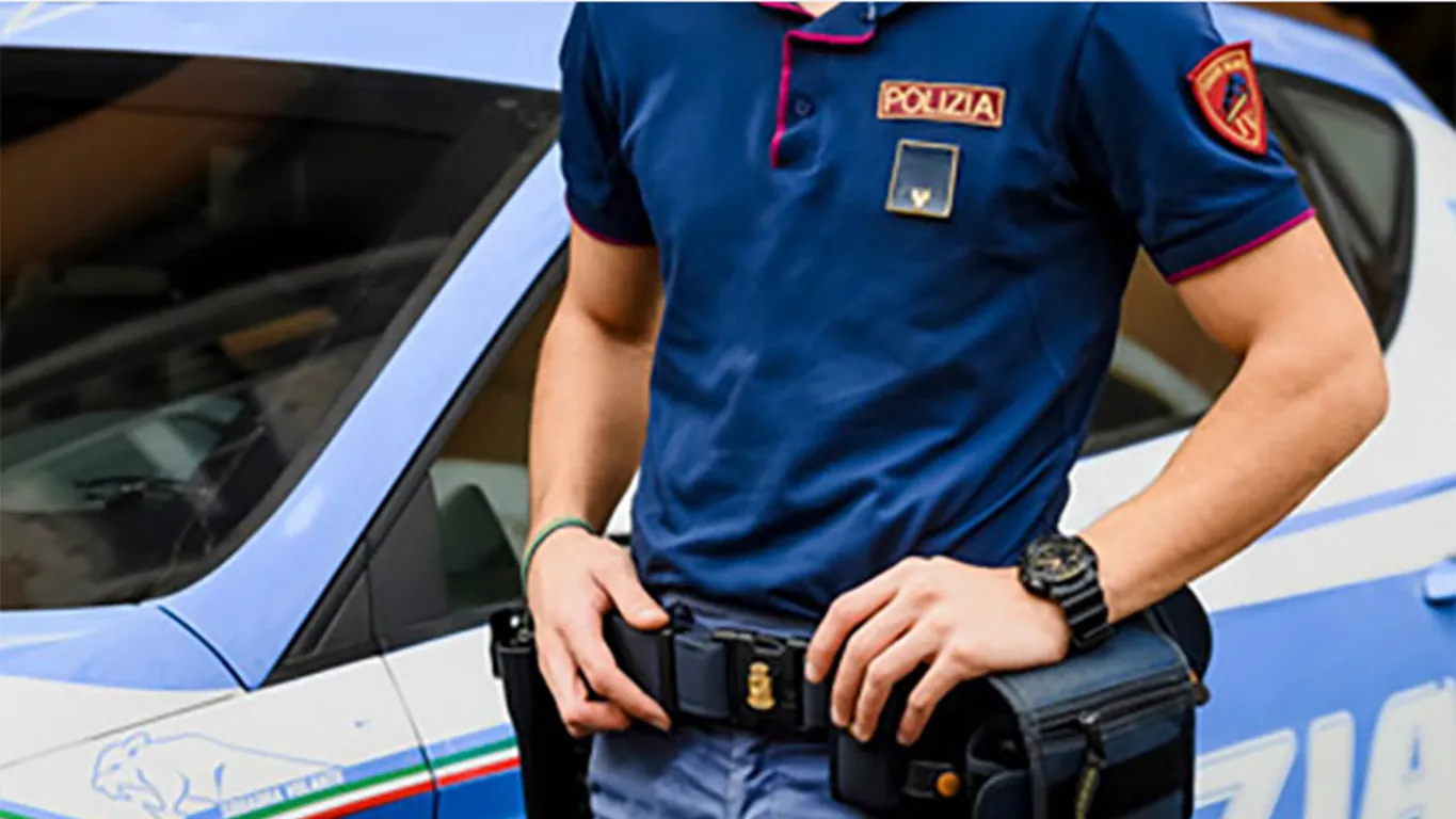 Agente della Polizia accanto a una vettura nella fotografia illustrativa di TorreSette