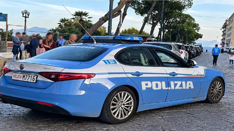 Acerra, uomo  armato spara tra i tavolini di un locale: scatta la sospensione dell'attività