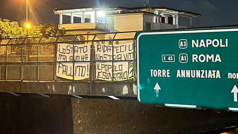 Torre Annunziata, striscioni contro il caro carburanti all'uscita dell'autostrada: «Lo Stato italiano ha fallito»