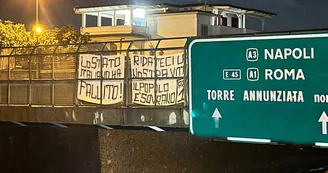 Torre Annunziata, striscioni contro il caro carburanti all'uscita dell'autostrada: «Lo Stato italiano ha fallito»