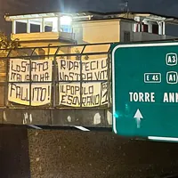 Torre Annunziata, striscioni contro il caro carburanti all'uscita dell'autostrada: «Lo Stato italiano ha fallito»