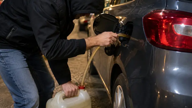 Napoli e Castellammare, tentano di rubare carburante dalle auto in sosta: tre denunciati