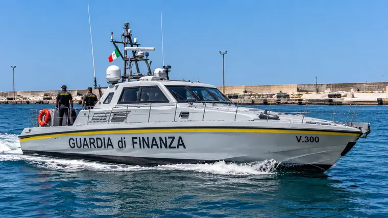 Torre Annunziata, maxi sequestro nel porto: sigilli a uno yacht di lusso