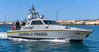 Torre Annunziata, maxi sequestro nel porto: sigilli a uno yacht di lusso