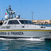 Torre Annunziata, maxi sequestro nel porto: sigilli a uno yacht di lusso