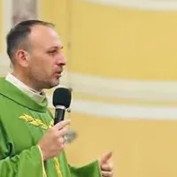 Torre Annunziata, Don Paolino e la Madonna della Neve: l'abbraccio ai pescatori che racconta la rinascita di un quartiere