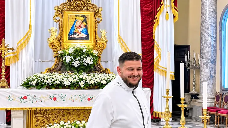 Torre Annunziata, Patrizio Izzo emoziona la Basilica con un canto dedicato alla Madonna della Neve