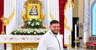 Torre Annunziata, Patrizio Izzo emoziona la Basilica con un canto dedicato alla Madonna della Neve