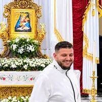 Torre Annunziata, Patrizio Izzo emoziona la Basilica con un canto dedicato alla Madonna della Neve