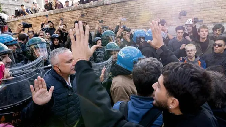 Cortei in tutta Italia: tensioni a Roma, Torino e Bologna. Individuato l'ideatore del 'Movimento 17 ottobre'