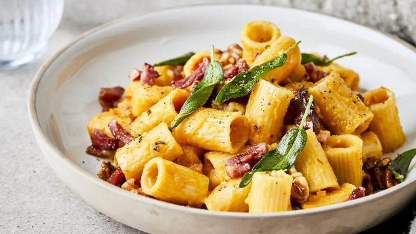 Ricetta del giorno: pasta cremosa con zucca, speck croccante e noci