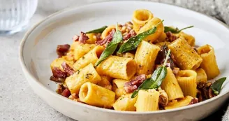 Ricetta del giorno: pasta cremosa con zucca, speck croccante e noci