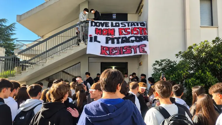 Torre Annunziata, occupato il Liceo Pitagora-Croce: studenti in protesta contro il caro vita e i tagli all'istruzione