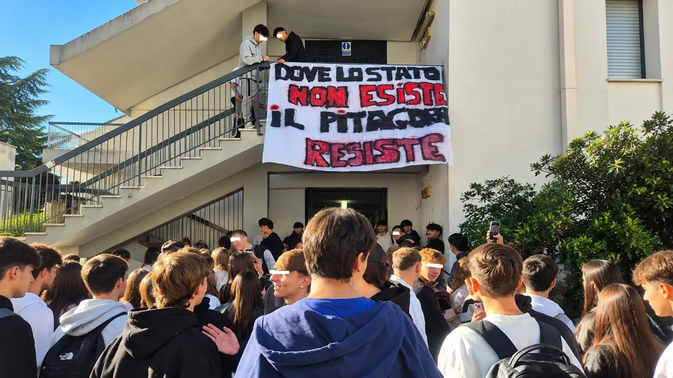 Torre Annunziata, occupato il Liceo Pitagora-Croce: studenti in protesta contro il caro vita e i tagli all'istruzione