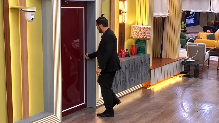 Grande Fratello Vip, Alex Belli perde le staffe in diretta: calci alla porta e fuga dalla Casa