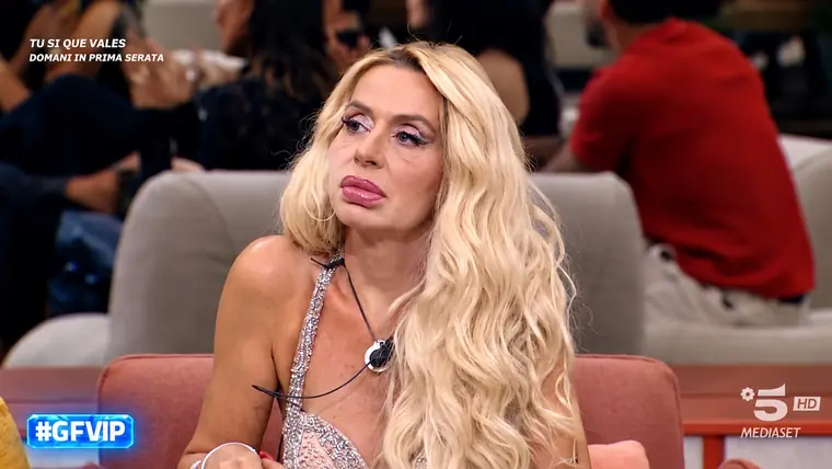 Grande Fratello Vip, Valeria Marini in lacrime confessa: «La mia vita privata è un disastro, mi sento sola»