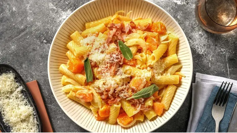Pasta cremosa con zucca, speck e noci