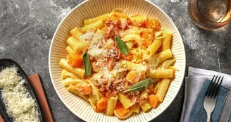Pasta cremosa con zucca, speck e noci