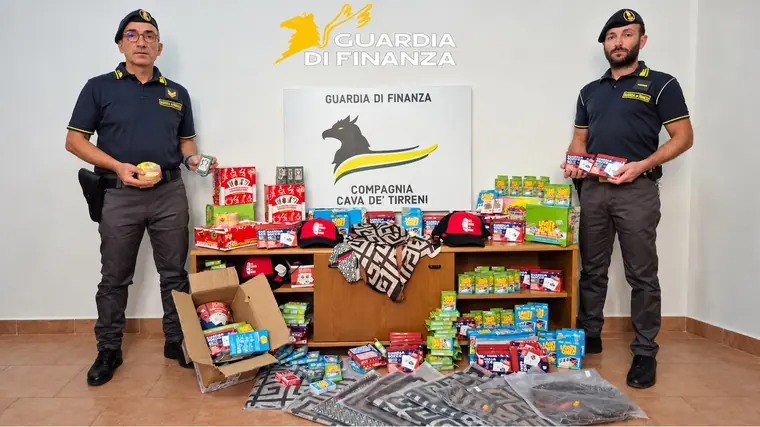 Pagani, sequestrati quasi 60mila prodotti contraffatti e non sicuri: denunciato un commerciante